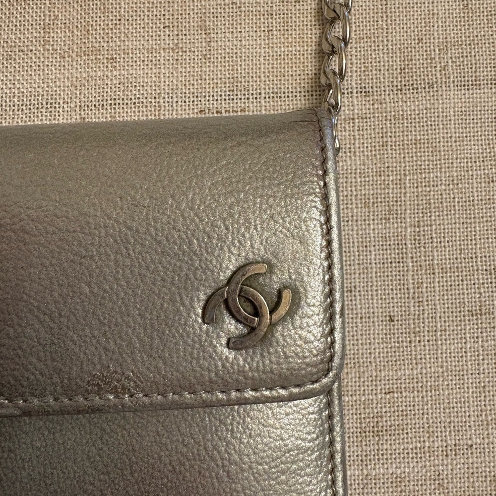 CHANEL Silver Crossbody Bag with Structured Design - Picture 2 of 7
